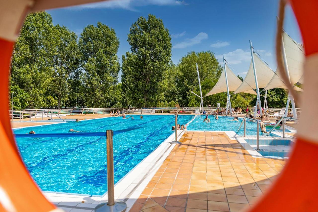 Balatontourist Fuered Camping & Bungalows 巴拉顿菲赖德 外观 照片