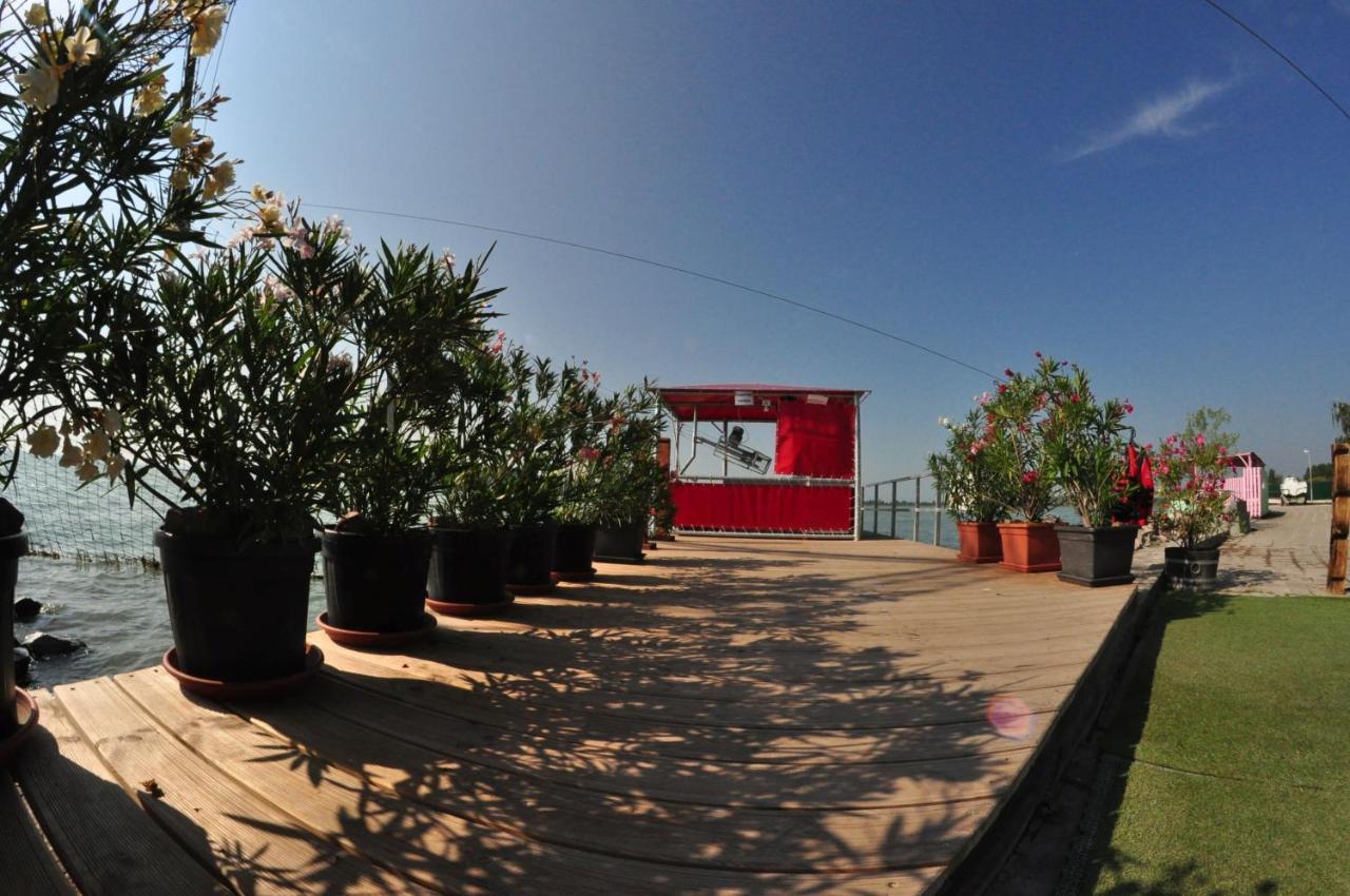 Balatontourist Fuered Camping & Bungalows 巴拉顿菲赖德 外观 照片